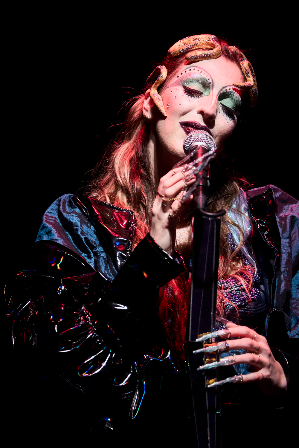 Léna Bokobza-Brunet, Pauline Chagne et Léa Moreau dans Médusée, avec une création lumière de Jérôme Baudouin, créateur lumière en danse, théâtre et spectacle vivant.